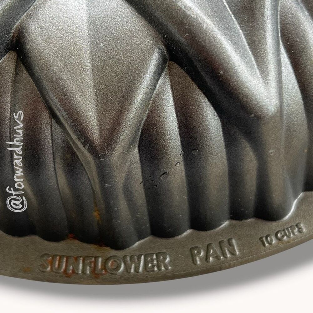 Nordic Ware Sunflower Bundt Cake Pan 10 Cup Cast Aluminum USA - Picture 7 of 8